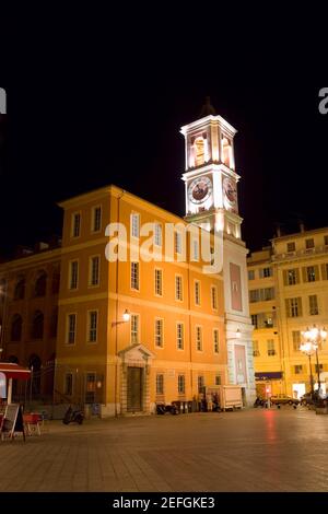 Vista a basso angolo degli edifici illuminati di notte, Nizza, Francia Foto Stock