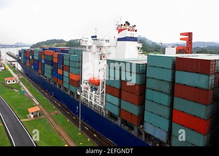 Contenitori di carico in una nave di container ad un molo commerciale, canale di Panama, Panama Foto Stock