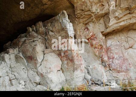 Segni di mano su una roccia, Grotta delle mani, fiume Pinturas, Patagonia, Argentina Foto Stock