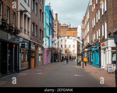 Londra, Inghilterra - 17 marzo 2020: Carnaby Street è vuota a causa del blocco di Coronavirus sul posto che vieta la gente dagli spazi pubblici Foto Stock