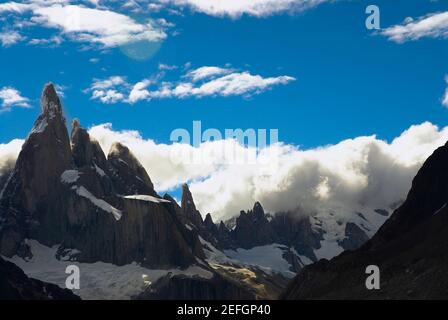 Nuvole sulle montagne, Cerro Torre, Argentine Glaciers National Park, Mt Fitzroy, Chalten, Southern Patagonia Ice Field, Patagonia, Argentina Foto Stock