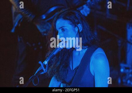 Marissa Nadler ha suonato dal vivo sul palco di St John on Bethnal Green Church a East London la seconda notte del suo tour nel Regno Unito per promuovere il suo nuovo album, Foto Stock