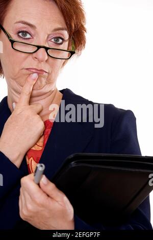 Ritratto di una donna d'affari che tiene una lima e una penna Foto Stock
