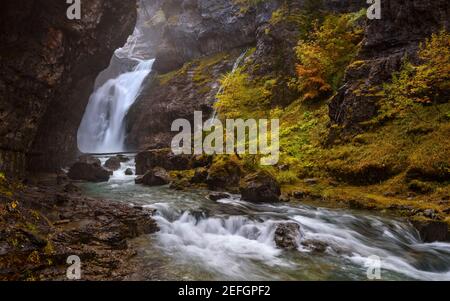 Estrecho Cascade in autunno (NP Ordesa e Monte Perdido, Pirenei, Spagna) ESP: Cascada del Estrecho en otoño (PN Ordesa y Monte Perdido, Aragona) Foto Stock