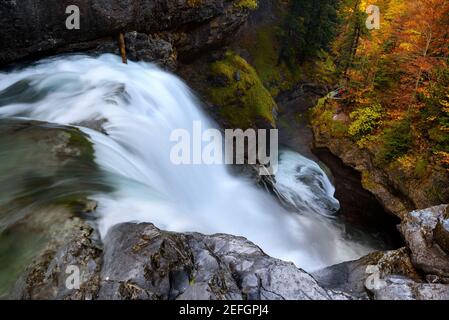 Estrecho Cascade in autunno (NP Ordesa e Monte Perdido, Pirenei, Spagna) ESP: Cascada del Estrecho en otoño (PN Ordesa y Monte Perdido, Aragona) Foto Stock