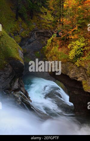 Estrecho Cascade in autunno (NP Ordesa e Monte Perdido, Pirenei, Spagna) ESP: Cascada del Estrecho en otoño (PN Ordesa y Monte Perdido, Aragona) Foto Stock