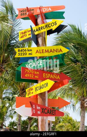 Vista ad angolo basso di un cartello, Cancun, Messico Foto Stock