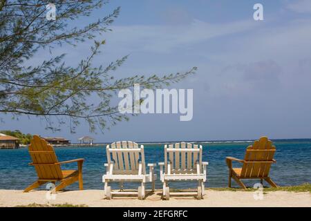 Quattro sedie a sdraio sulla spiaggia, Dixon Cove, Roatan, Bay Islands, Honduras Foto Stock