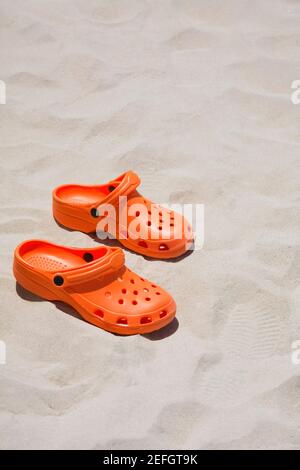 Primo piano di un paio di sandali sulla spiaggia Foto Stock