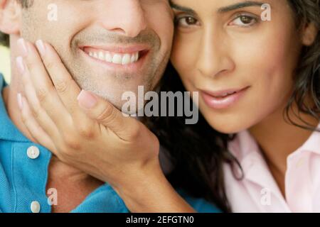 Ritratto di una giovane donna con la mano su un Giovane manÅ½s mento Foto Stock