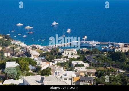Vista ad alto angolo delle barche del porto, Marina Grande, Capri, Campania, Italia Foto Stock