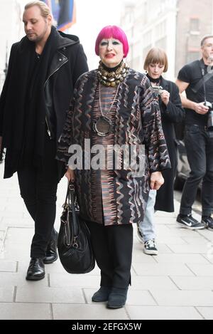 Zandra Rhodes arriva allo spettacolo Jasper Conran durante la settimana della moda di Londra, autunno/inverno 2017 a Londra. Data immagine: Sabato 18 febbraio 2017. Il credito fotografico dovrebbe essere: ©DavidJensen Foto Stock