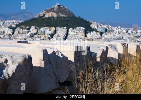 Pietre di fronte a una collina, Lycabettus Hill, Atene, Grecia Foto Stock