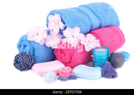 Spa con asciugamani, candele, saponi e fiori isolati su sfondo bianco. Foto Stock