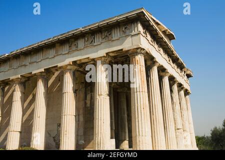 Vista ad angolo basso di un tempio, Partenone, Acropoli, Atene, Grecia Foto Stock