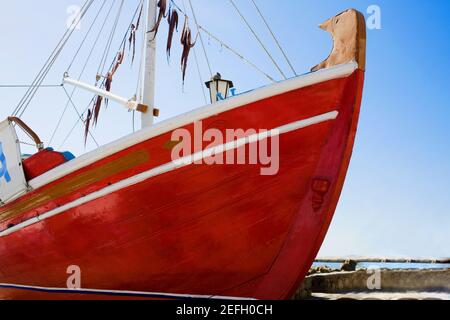 Vista ad angolo basso di una nave alta, la Grecia Foto Stock