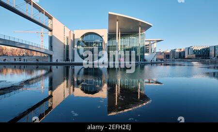 Pier Paul-Loebe-Haus Reichstag. Vista panoramica invernale. Paul-Loebe-Haus collegato tramite ponte con Marie-Elisabeth-Lueders-Haus sul fiume Sprea. Foto Stock