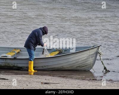 Uomo in gialle Foto Stock