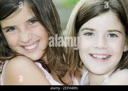 Ritratto di due ragazze sorridenti Foto Stock