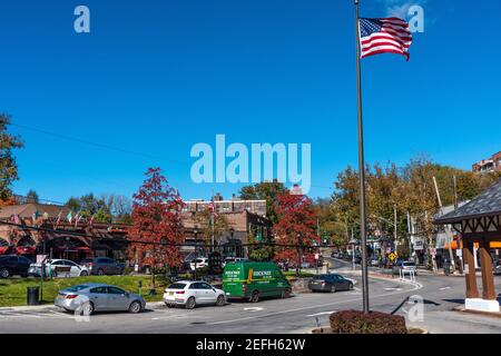 Hartsdale, NY - 30 ottobre 2018: Vista della strada principale di Hartsdale. Hartsdale fa parte della città di Greenburgh, Westchester County, New York, ONU Foto Stock