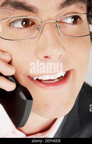 Close-up di un imprenditore con un telefono cellulare Foto Stock