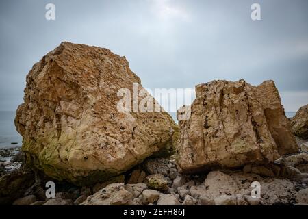 Enormi pezzi di scogliera di gesso che sono crollati sulla spiaggia vicino a Cuckmere Haven, Sussex est, Regno Unito Foto Stock