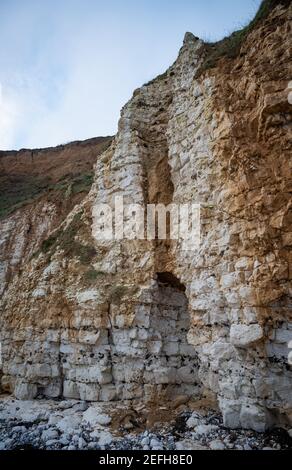 Una soluzione cava rivelata da un crollo nelle scogliere di gesso tra Hope Gap e Cuckmere Haven, East Sussex, Regno Unito Foto Stock