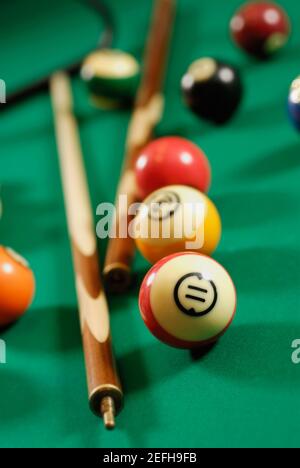 Primo piano di palline da piscina e spunti da piscina in una piscina tabella Foto Stock