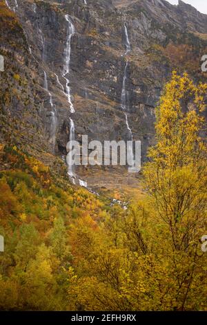 Valle della Pineta in autunno dopo una forte pioggia (Ordesa e Monte Perdido NP, Spagna) ESP: Valle de Pineta en otoño, después de unas lluvias intensas Foto Stock