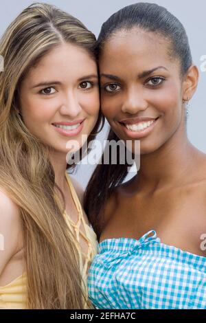 Ritratto di due ragazze adolescenti che sorridono guancia a guancia Foto Stock