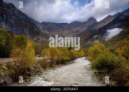 Valle della Pineta in autunno dopo una forte pioggia (Ordesa e Monte Perdido NP, Spagna) ESP: Valle de Pineta en otoño, después de unas lluvias intensas Foto Stock