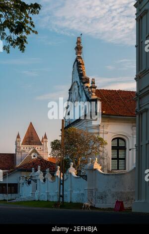 Tutta la chiesa di San in Galle Dutch Fort vista laterale nella luce serale che colpisce sul tetto e si illumina dietro le mura della chiesa. Foto Stock