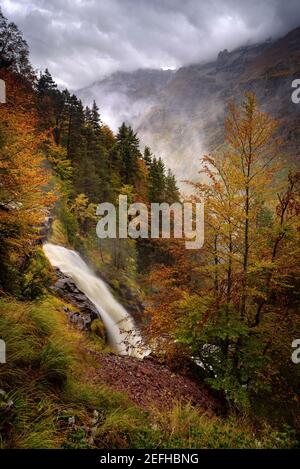 Valle della Pineta in autunno dopo una forte pioggia (Ordesa e Monte Perdido NP, Spagna) ESP: Valle de Pineta en otoño, después de unas lluvias intensas Foto Stock