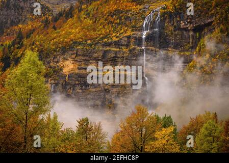 Valle della Pineta in autunno dopo una forte pioggia (Ordesa e Monte Perdido NP, Spagna) ESP: Valle de Pineta en otoño, después de unas lluvias intensas Foto Stock