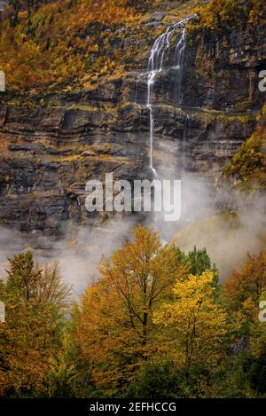 Valle della Pineta in autunno dopo una forte pioggia (Ordesa e Monte Perdido NP, Spagna) ESP: Valle de Pineta en otoño, después de unas lluvias intensas Foto Stock