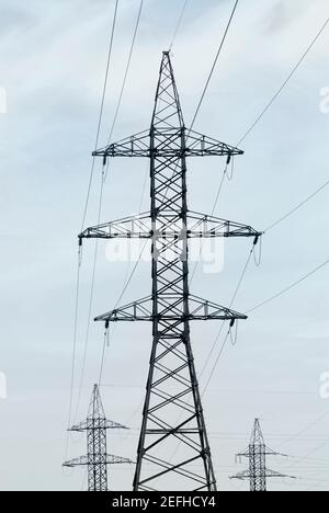 Basso angolo vista dei tralicci di energia elettrica Foto Stock