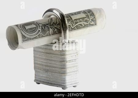 Close up di una combinazione di blocco e di una bolletta del dollaro Foto Stock