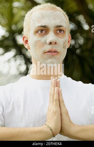 Primo piano di un giovane in posizione di preghiera Foto Stock