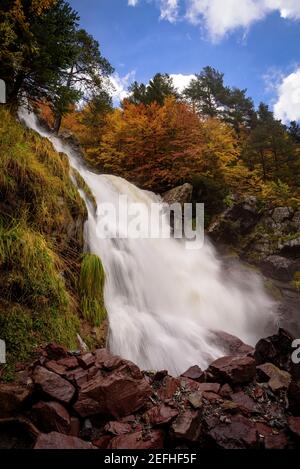 Valle della Pineta in autunno dopo una forte pioggia (Ordesa e Monte Perdido NP, Spagna) ESP: Valle de Pineta en otoño, después de unas lluvias intensas Foto Stock