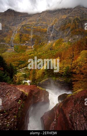 Valle della Pineta in autunno dopo una forte pioggia (Ordesa e Monte Perdido NP, Spagna) ESP: Valle de Pineta en otoño, después de unas lluvias intensas Foto Stock