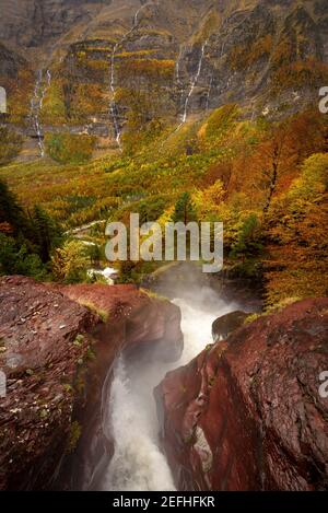 Valle della Pineta in autunno dopo una forte pioggia (Ordesa e Monte Perdido NP, Spagna) ESP: Valle de Pineta en otoño, después de unas lluvias intensas Foto Stock