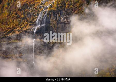 Valle della Pineta in autunno dopo una forte pioggia (Ordesa e Monte Perdido NP, Spagna) ESP: Valle de Pineta en otoño, después de unas lluvias intensas Foto Stock