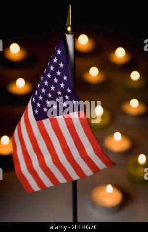 Close up di una bandiera americana con lampade ad olio che bruciano dentro lo sfondo Foto Stock