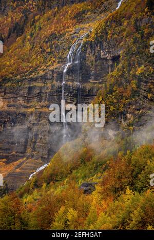 Valle della Pineta in autunno dopo una forte pioggia (Ordesa e Monte Perdido NP, Spagna) ESP: Valle de Pineta en otoño, después de unas lluvias intensas Foto Stock