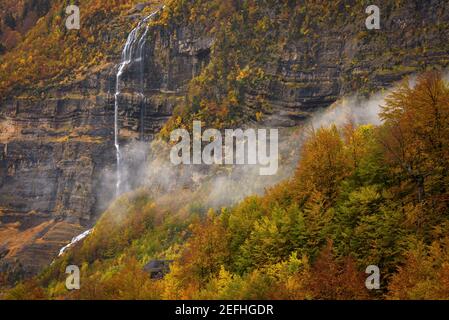 Valle della Pineta in autunno dopo una forte pioggia (Ordesa e Monte Perdido NP, Spagna) ESP: Valle de Pineta en otoño, después de unas lluvias intensas Foto Stock