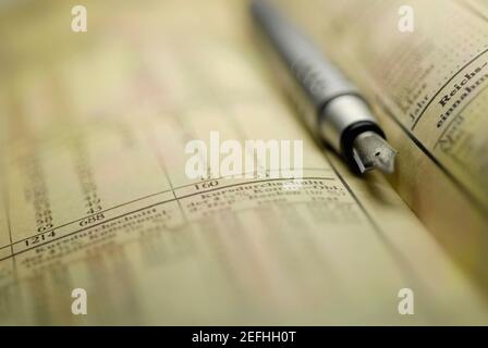 Primo piano di una penna stilografica su un libro Foto Stock