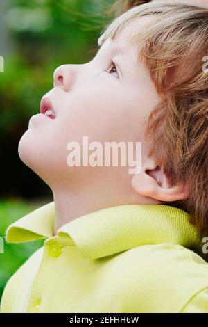 Profilo laterale di un ragazzo che guarda in su Foto Stock