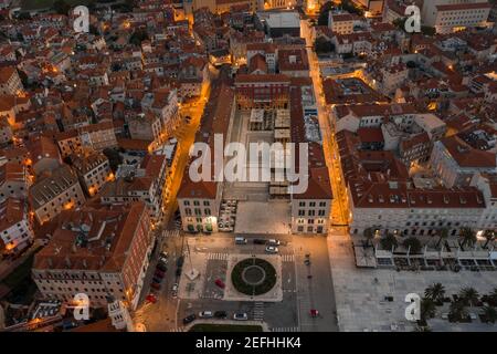 Drone aereo di piazza vuota della repubblica di riva con Luce al tramonto nella città vecchia di Spalato prima dell'alba Croazia Foto Stock