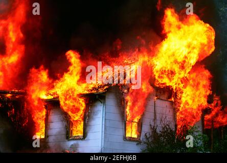 Fiamme che emettono da una casa in fiamme, Montgomery County, Maryland, Stati Uniti Foto Stock