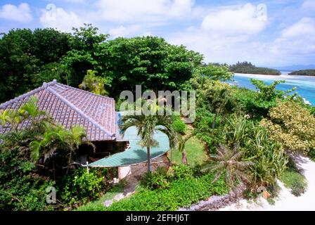 Vista ad alto angolo di una casa sulla spiaggia, Kabira Bay, Ishigaki, Ryukyus, Giappone Foto Stock